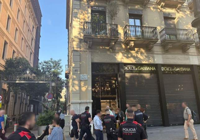 Asaltan de madrugada la tienda Dolce & Gabbana del paseo de Gràcia de Barcelona tras empotrar un coche
