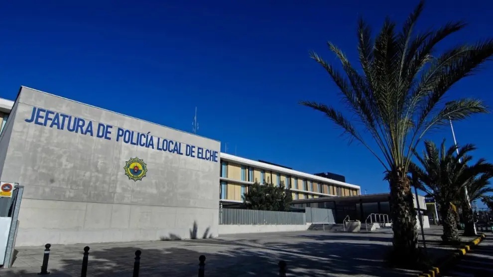 Detenido en Elche un hombre tras amenazar a viandantes y policías con un destornillador en la plaza de Madrid