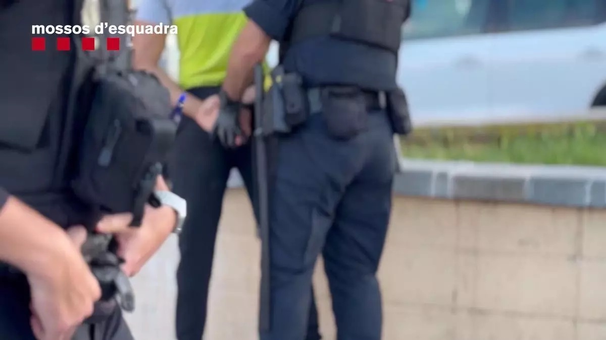 Detienen en L'Hospitalet a un multirreincidente por robos con fuerza en comercios y lo envían a prisión provisional