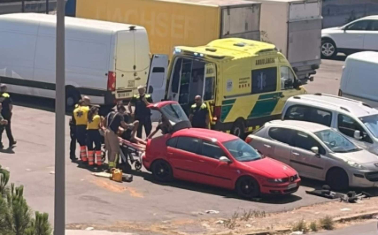 Rescate de un joven encerrado en un coche en la calle Rosalía de Castro, L'Hospitalet (Barcelona)