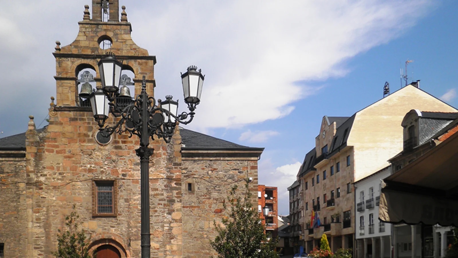 Un incendio en una vivienda de Bembibre (León) obliga a desalojar a una veintena de vecinos