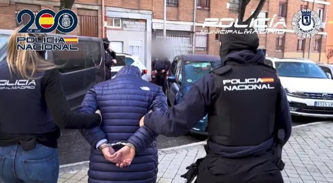 Desmantelan tres puntos de venta de ropa falsificada y fármacos ilegales en Entrevías con cinco detenidos