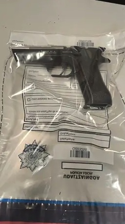 Agreden con un martillo y una pistola de aire comprimido a un cliente que les sorprendió robando en un comercio