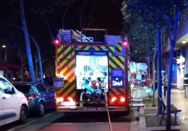 Herido grave por inhalación de humo tras incendiarse la habitación de su piso en L'Hospitalet