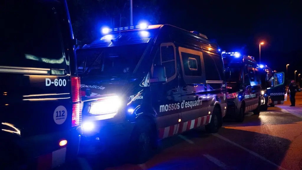 Dos ladrones en patinete roban de un tirón un reloj suizo de más de 70.000 euros en el centro de Barcelona