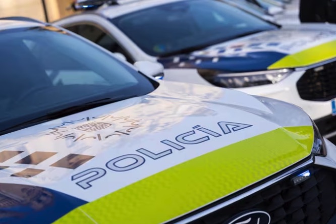 Detenido por amenazar de muerte a su exmujer y a su hijo tras clavar un destornillador en la puerta de la habitación