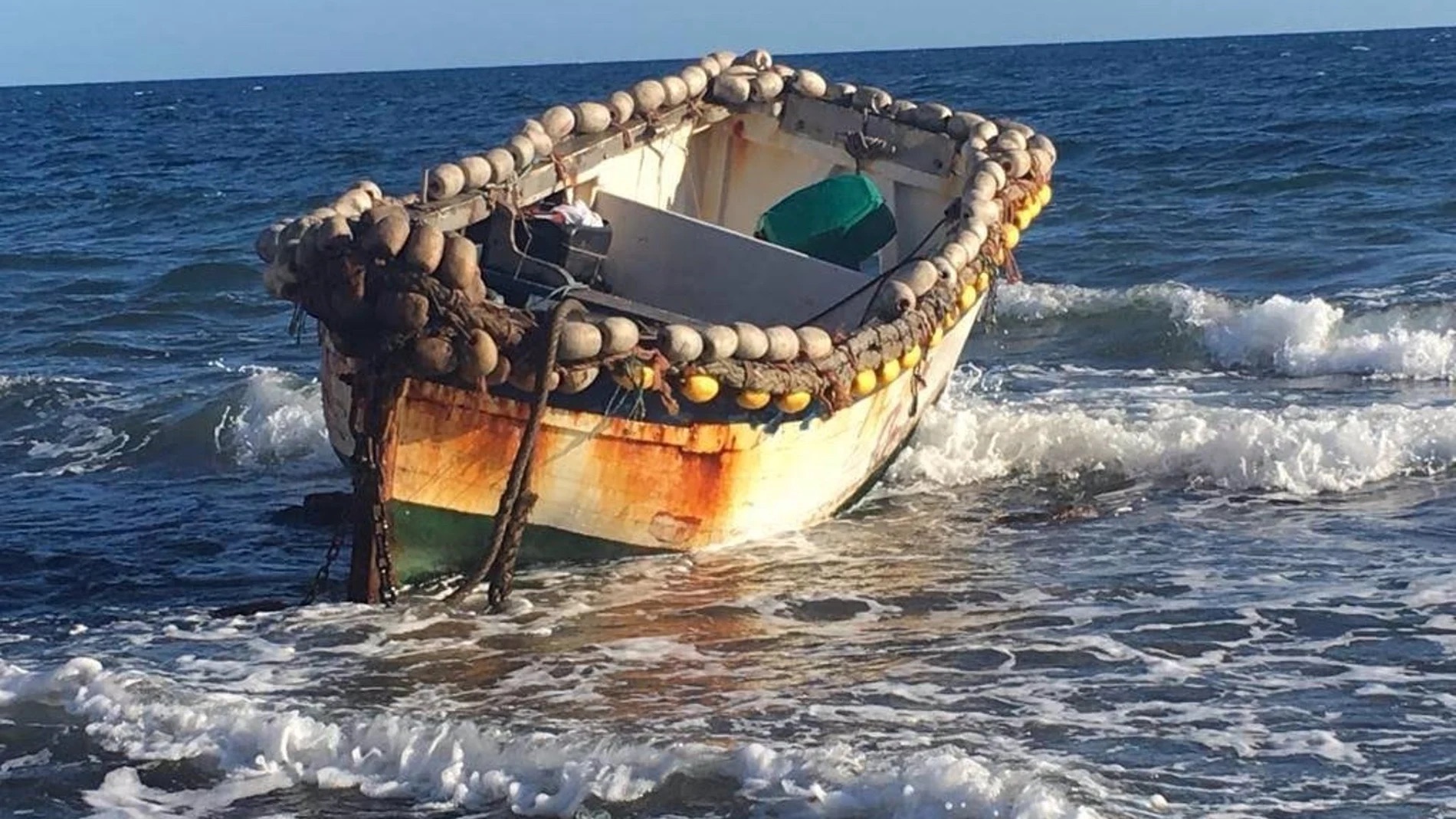 Cae en Águilas una red que suministraba combustible a 'pateras-taxi' para la inmigración ilegal de África a España