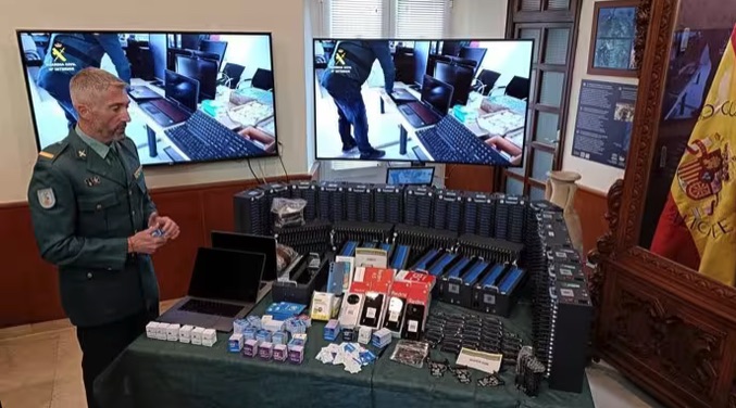 Guardia Civil desmantela primera red en España de estafas masivas con SMS/llamadas fraudulentas: 2,5M/día