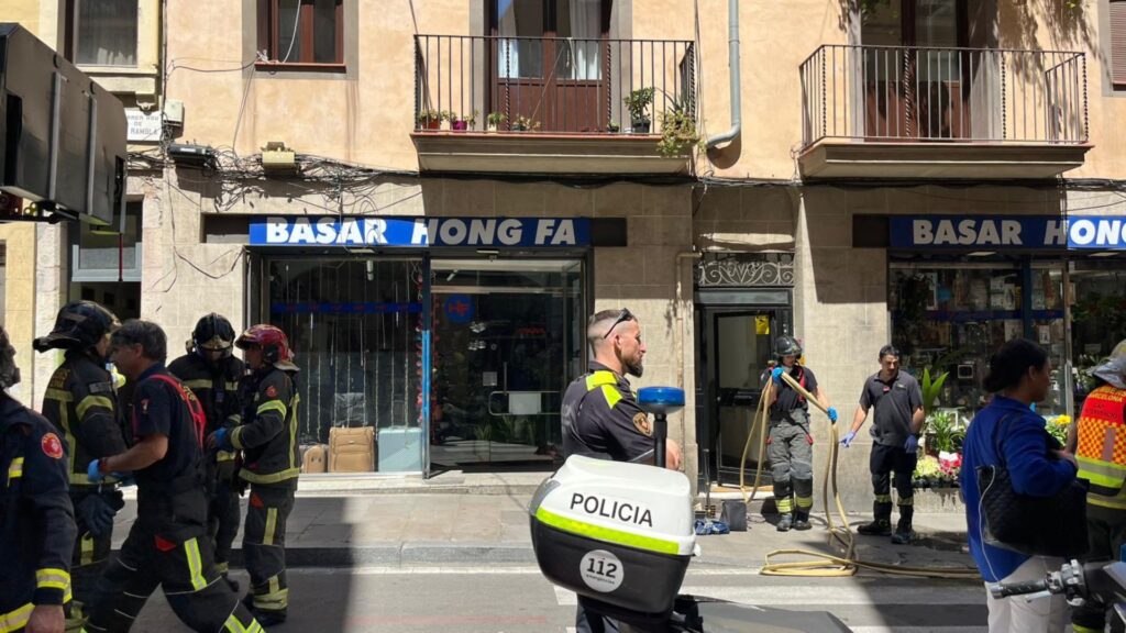 Incendio en el Raval deja ocho personas atendidas por humo