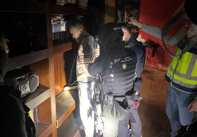 Una familia con tres hijos pequeños monta un laboratorio de cocaína y metanfetamina en un chalet de Granollers