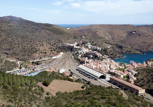 Detenido un joven de 19 años en Portbou tras robar en dos pisos y huir saltando por los balcones