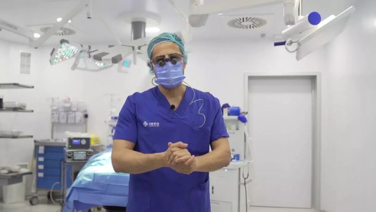 Detenido y en prisión provisional un cirujano plástico acusado de violar a una paciente sedada en un quirófano de Murcia