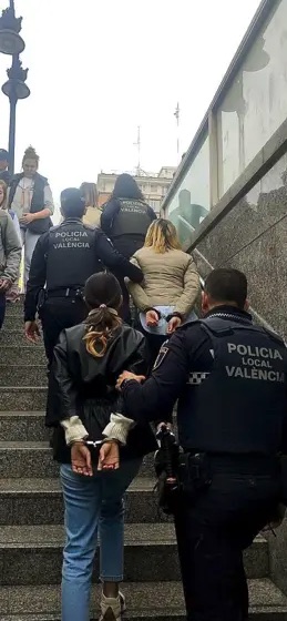 Cae una banda de cuatro carteristas cazada 'in fraganti' asaltando a turistas asiáticos en Valencia