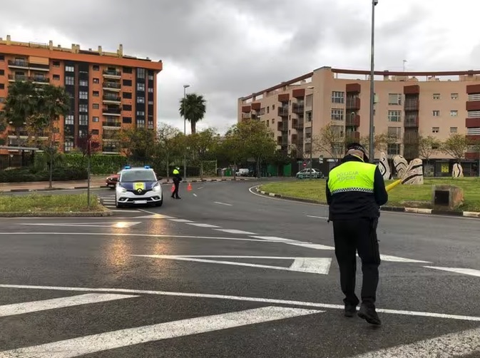 La Policía Local de San Vicente del Raspeig detiene a un hombre que corría desnudo persiguiendo a menores