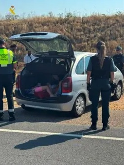 Denuncian en Mota del Marqués (Valladolid) a un conductor por llevar a dos menores en el maletero del coche