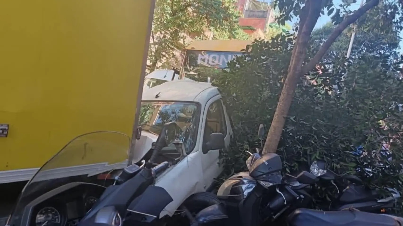 Aparatoso accidente en el Carmel: un autobús de Monbus colisiona en una pendiente y destroza una decena de vehículos