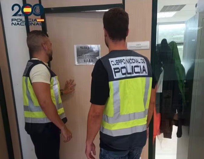 Detienen a una mujer por intentar matar a un joven con una botella en una discoteca para defender a su pareja