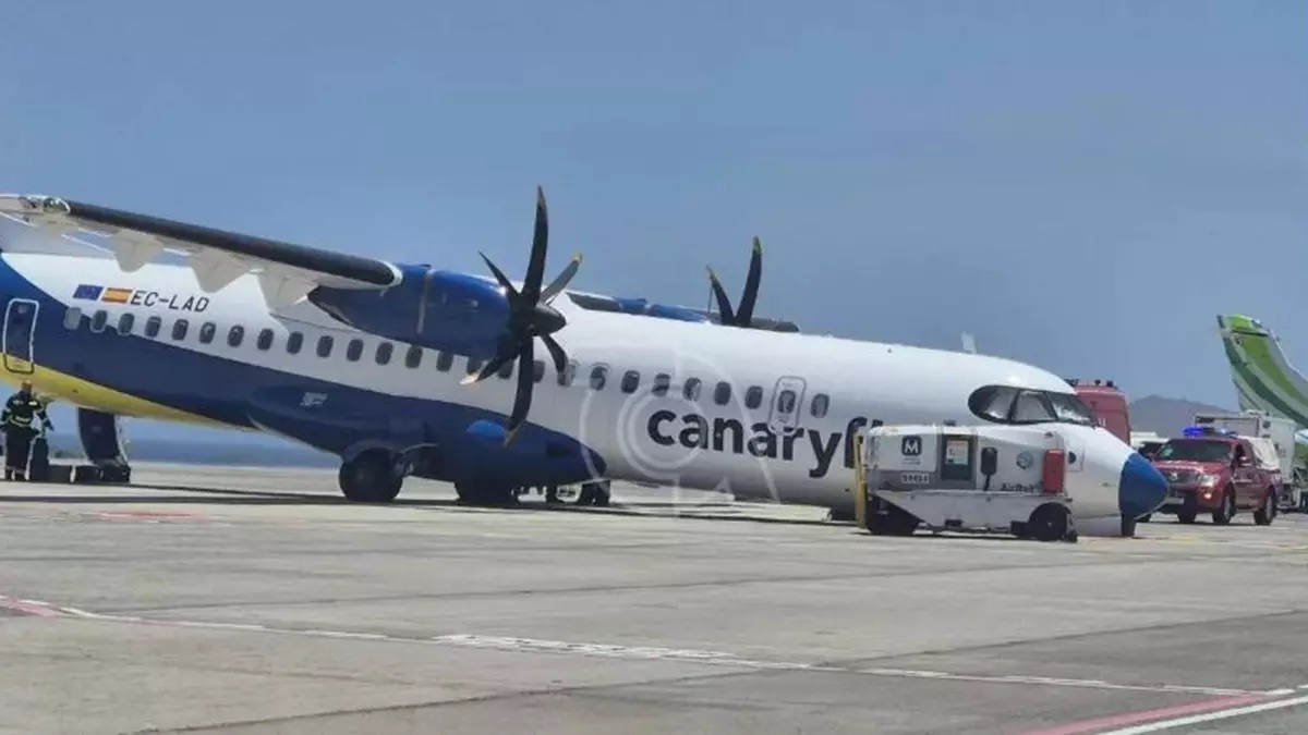 Un avión de Canaryfly colapsa sobre su morro en el aeropuerto de Gran Canaria con los pasajeros a bordo