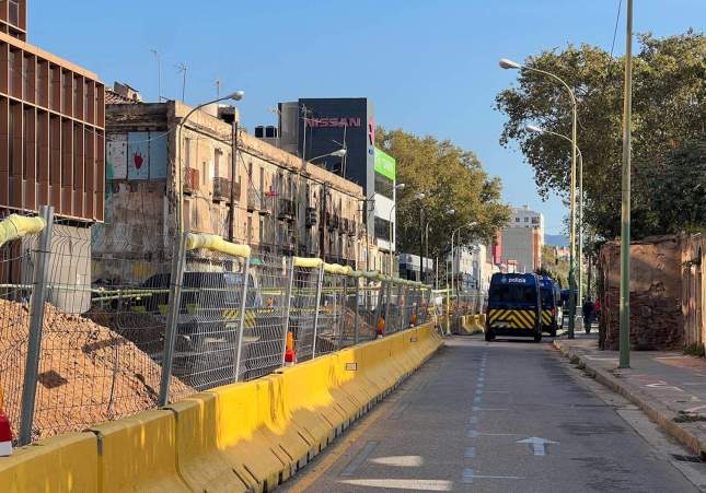 Macrodesalojo en la conflictiva nave de La Escocesa en Poblenou por riesgo de derrumbe