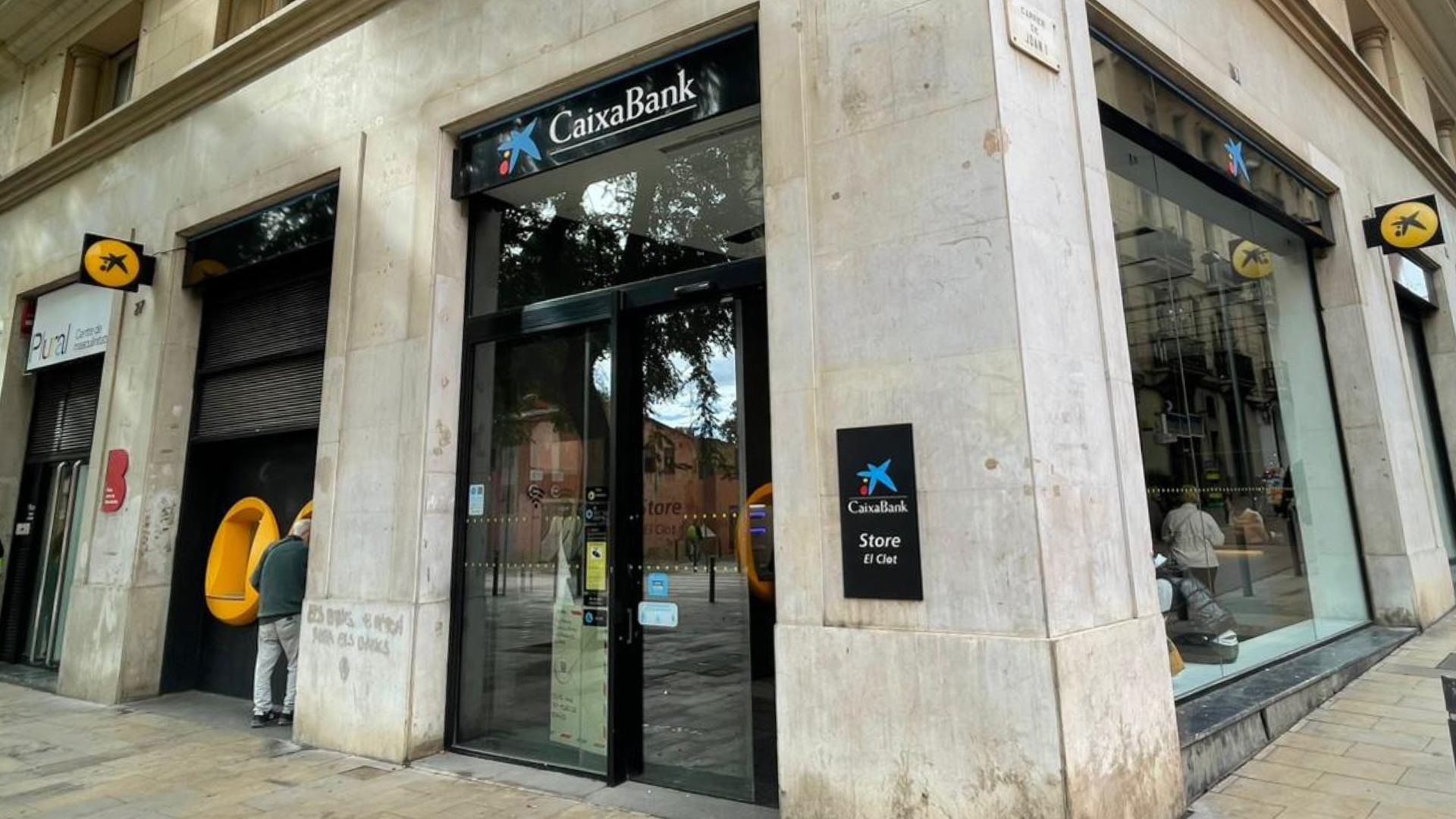 Dos atracadores asaltan una oficina de La Caixa en el barrio del Clot y huyen con el botín