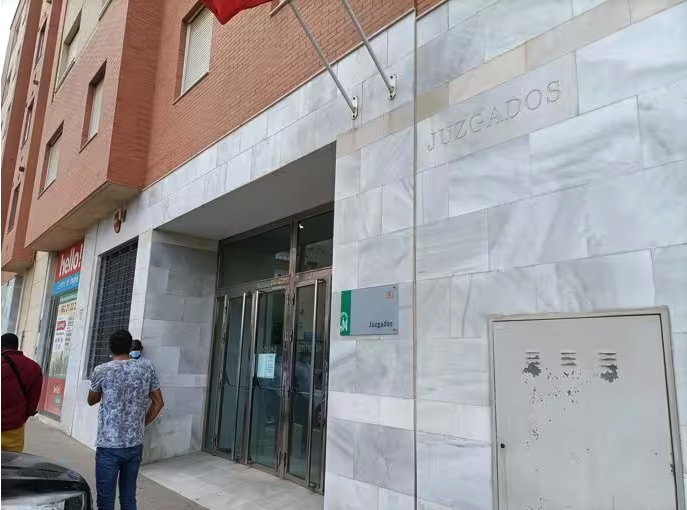 Detenido en Roquetas de Mar (Almería) un hombre acusado de apuñalar a su exjefe con una navaja en plena calle