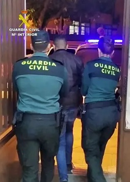 Detenido un hombre en Totana tras apuñalar a otro en la cara para intentar robarle en plena calle