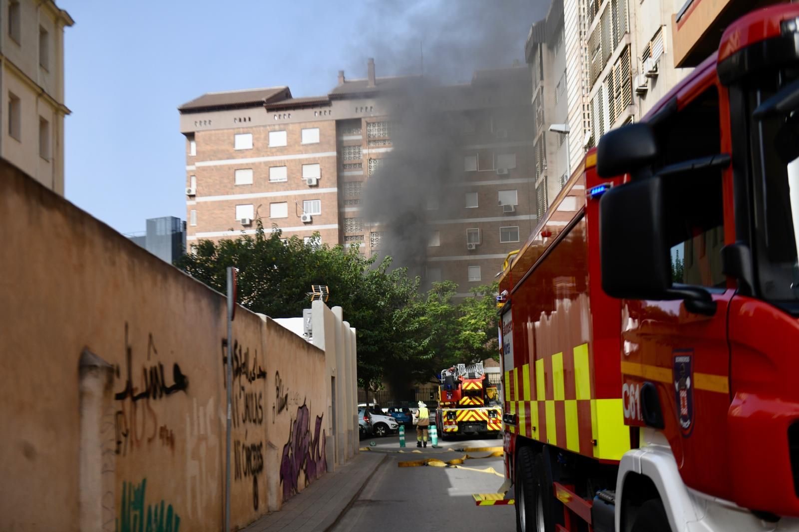 Un incendio en un garaje de Murcia obliga a intervenir a los bomberos y afecta a varios vehículos