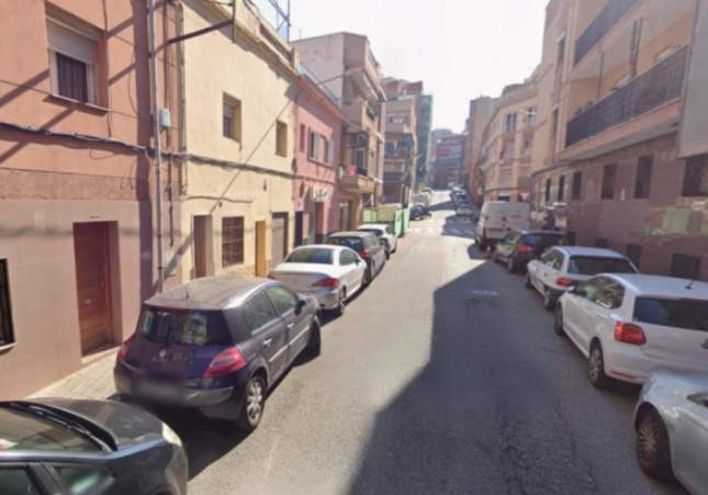 Un hombre apuñala en la cara a una mujer desconocida en Santa Coloma y es detenido poco después