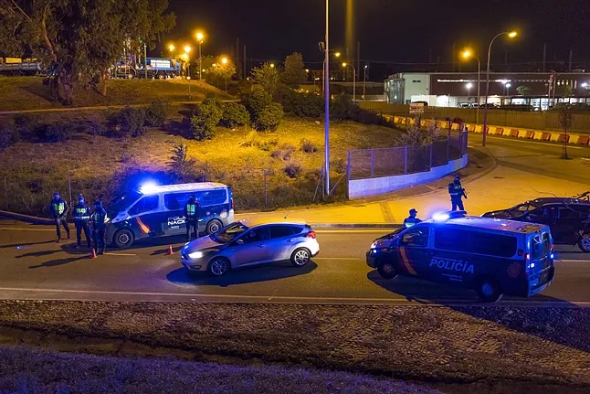Arden varios contenedores y seis motos de madrugada