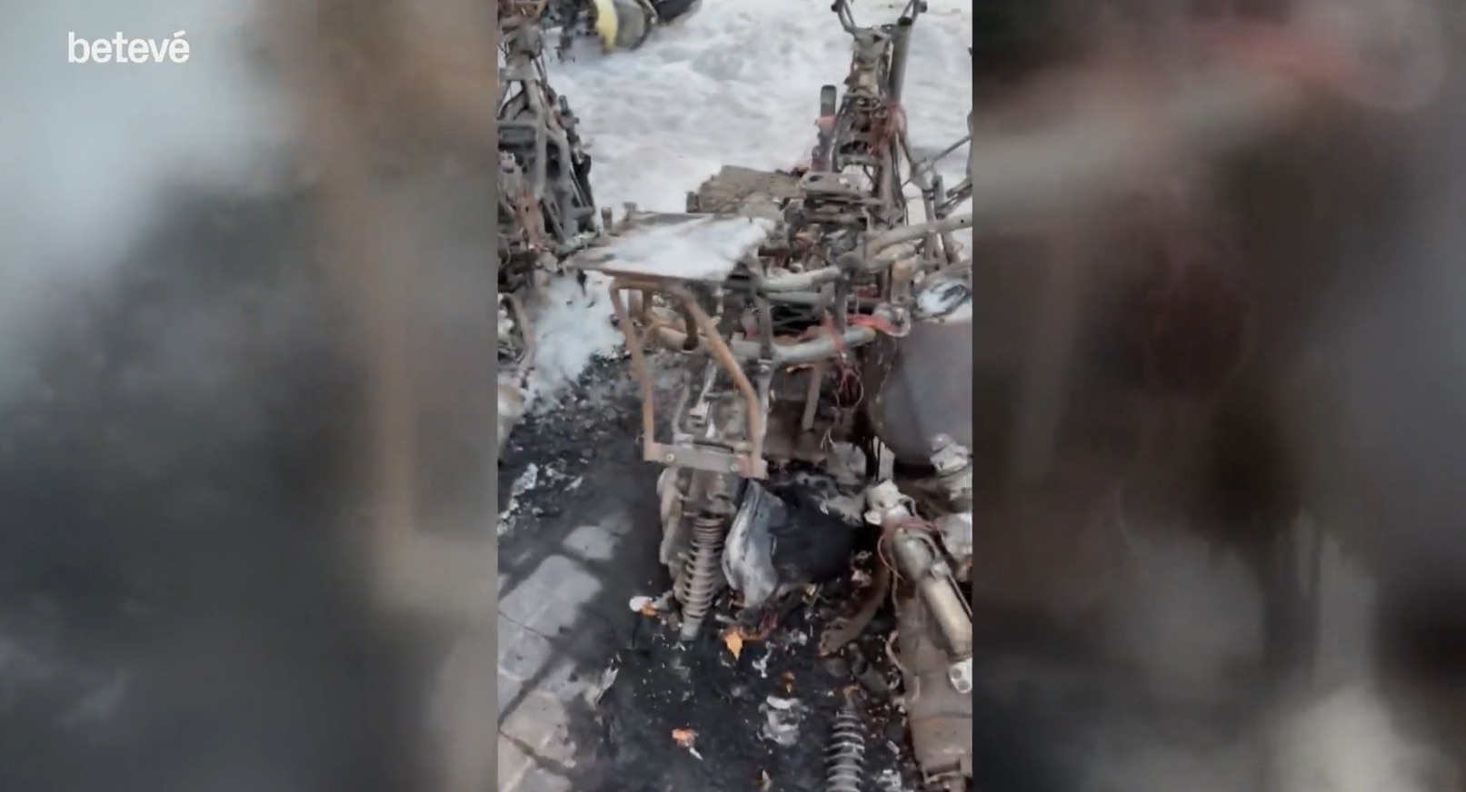 Un incendio quema ocho motos y una caseta de la ONCE en Sant Antoni, Barcelona