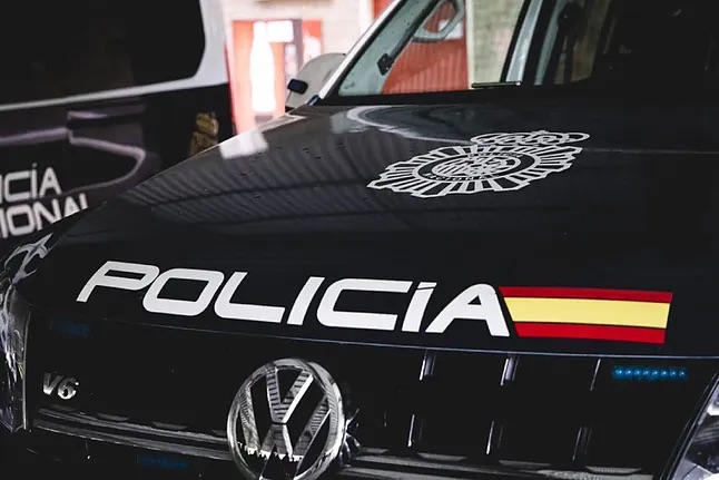 Hombre de 45 años detenido por intento de matar a su mujer con una cuchillada en el cuello en Madrid