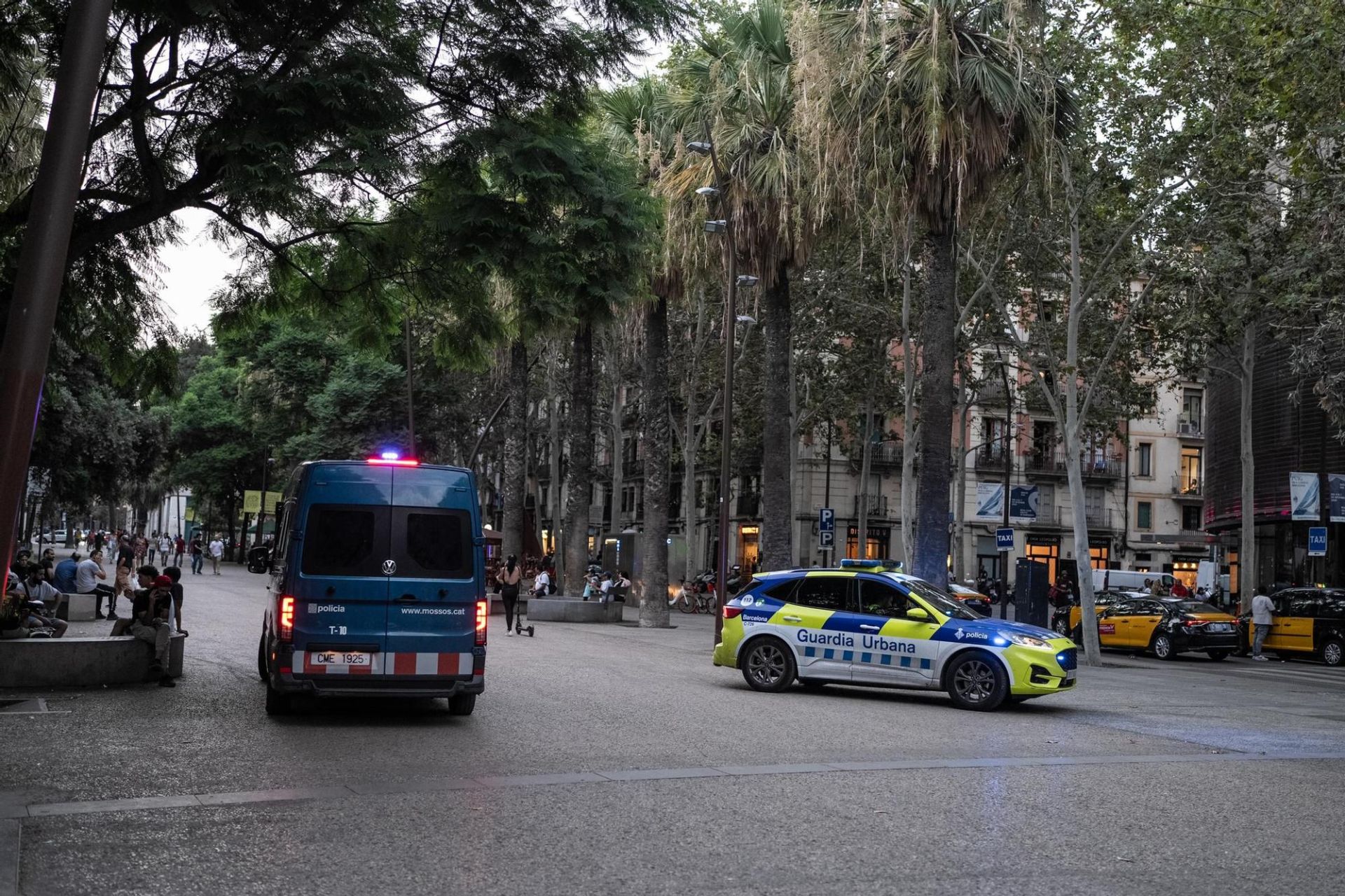 Pelea multitudinaria en la Rambla del Raval, Barcelona, y refuerzo policial