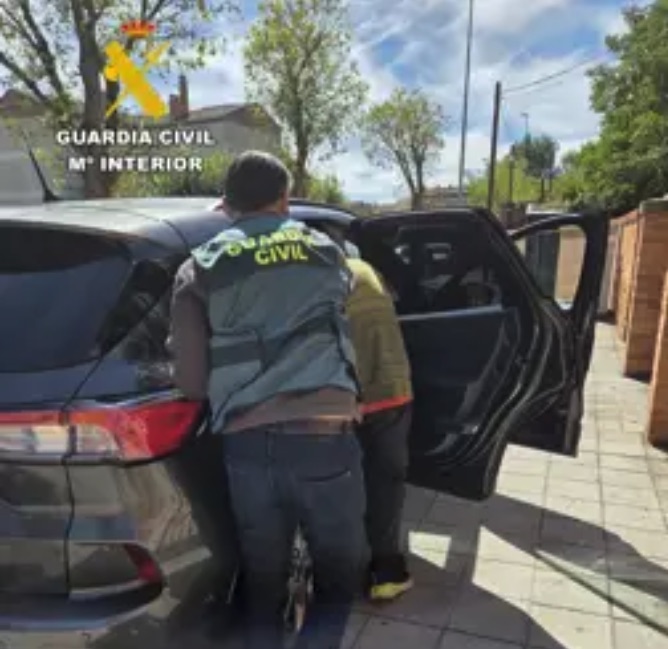 Dos detenidos por robos en vehículos de reparto y otro investigado por un tirón violento en la provincia de León