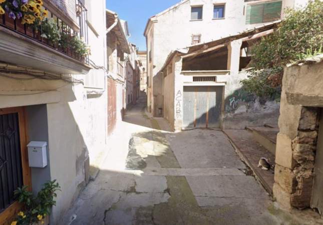 Se pelea con el vecino e incendia su garaje: dos coches quemados y once desalojados en un pueblo de Lleida