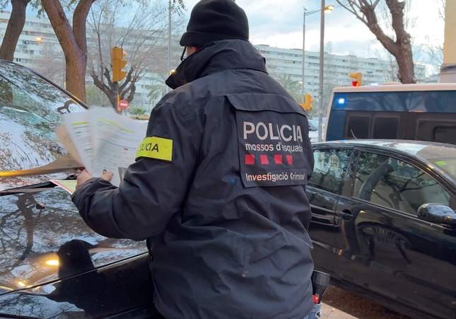 Hombre herido por disparos en las piernas en plaza Camarón de Badalona