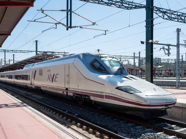 Suspendida la circulación de trenes de alta velocidad entre Madrid, Segovia, Valladolid y Gijón por un incendio