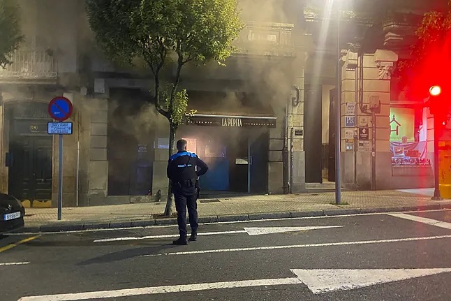 Dos incendios simultáneos causan alarma en Santiago: uno en una hamburguesería y otro en un tren estacionado