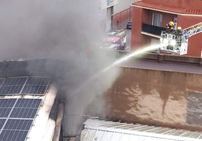 Un grave incendio arrasa una nave de congelados en Reus y obliga a confinar a los vecinos