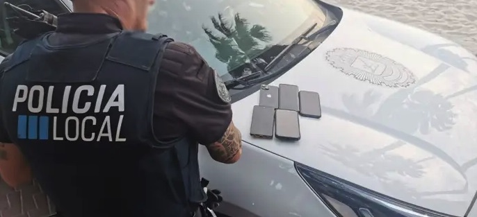 La Policía Local de Calvià recupera más de 20 móviles robados en las playas de Palmanova y Magaluf en un mes