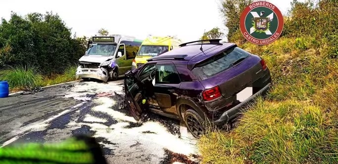 Ocho heridos, entre ellos un bebé, en un choque frontal entre un autobús y un coche en Castro Urdiales