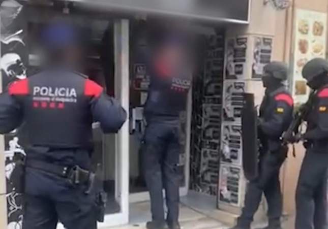 Cae en Barcelona una "madame" que dirigía una red familiar de prostitución con pisos clandestinos y 70 anuncios