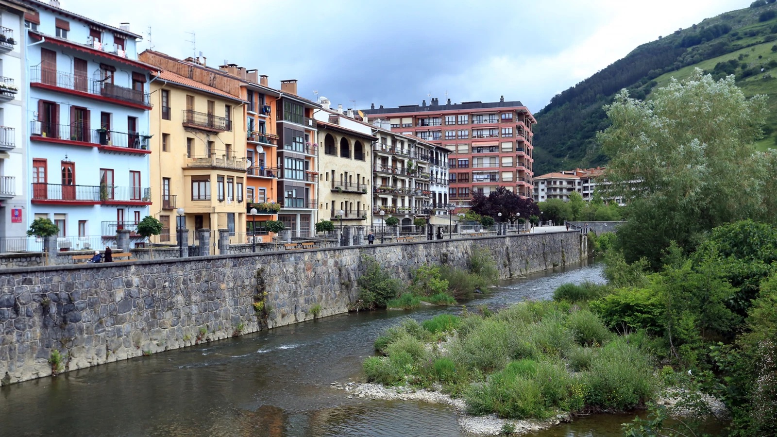 Asalto a la comisaría de la Policía Local de Azpeitia: dos agentes heridos