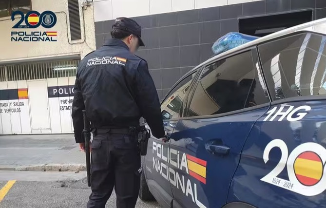 La Policía Nacional de Ourense detiene a una pareja acusada de extorsionar 3.000 euros a un usuario de webs de contactos