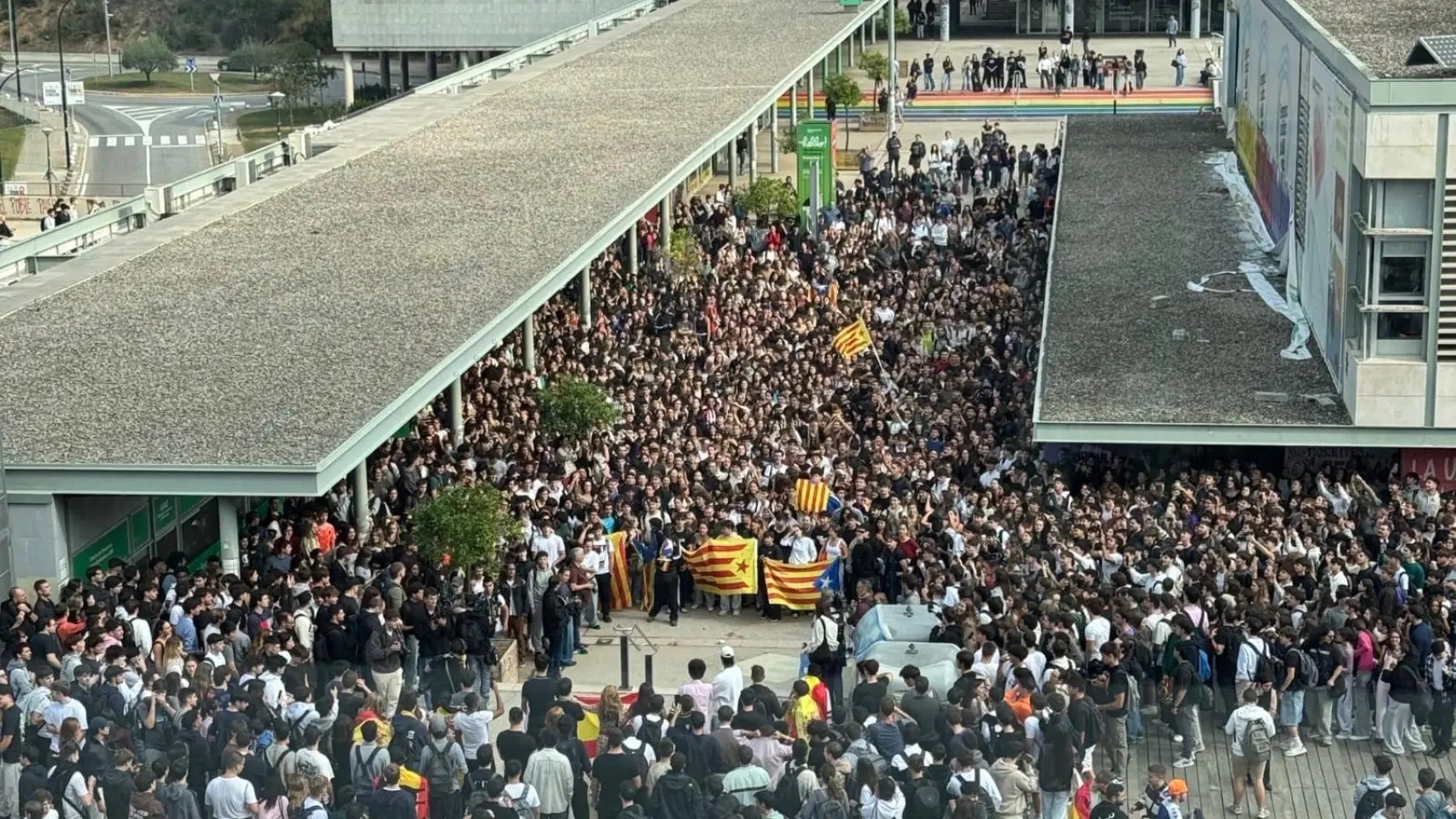Tensión y cargas policiales en la UAB durante acto no autorizado de Vito Quiles