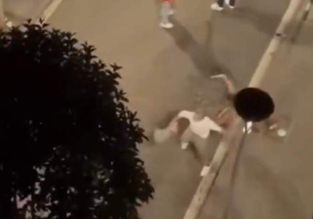 Un hombre resulta apuñalado por la espalda en una pelea de madrugada en Badalona