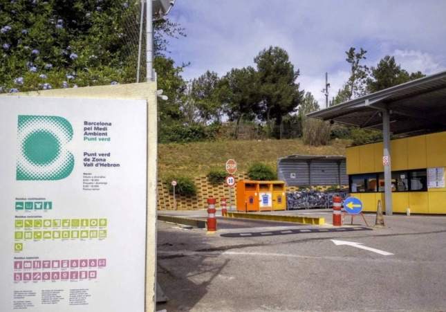 Cazado in fraganti robando en el Punto Verde de la Vall d’Hebron para llevarse una televisión
