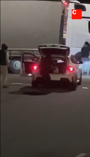 Un camionero embiste y destroza la furgoneta de unos ladrones 'teloneros' para frustrar un robo en la AP-7