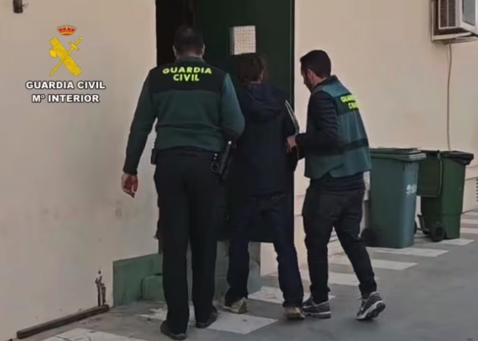 Detenido in fraganti en Torre Pacheco un vendedor ambulante con 300 dosis de cocaína, bate de béisbol y machete ocultos