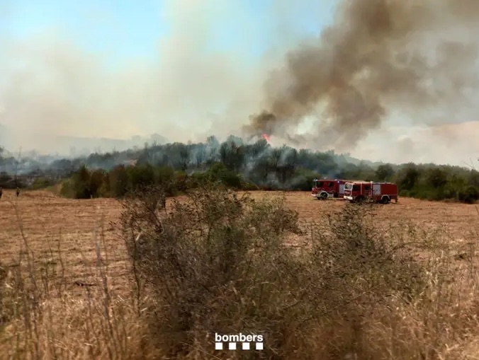 Confinan la Font de la Pólvora y Les Pedreres (Girona) por un incendio de vegetación