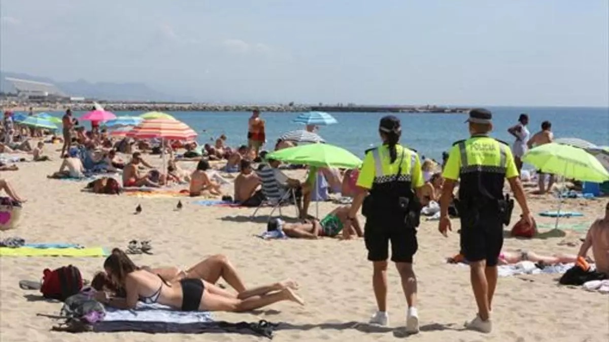 Detenido por masturbarse delante de menores en la playa de Bogatell